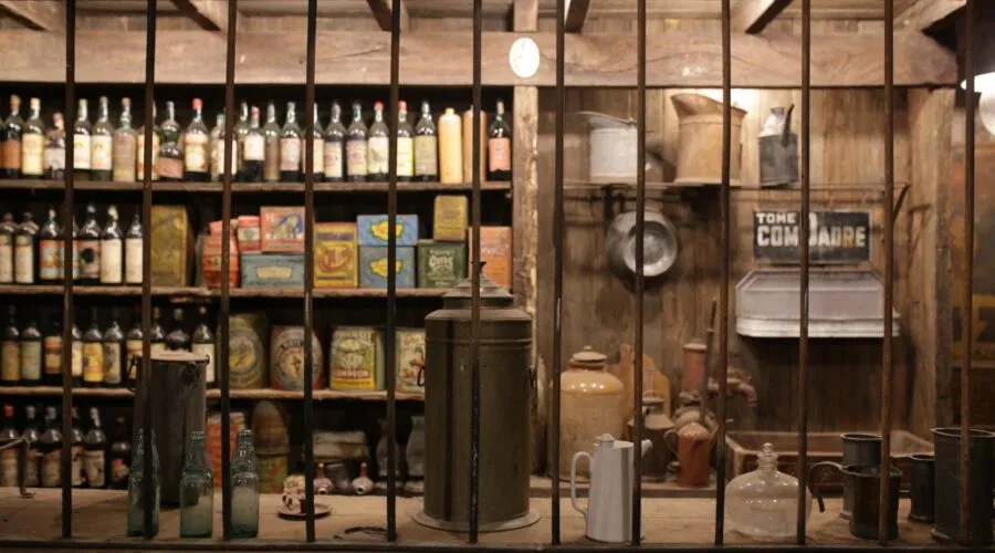 Estanterías del almacén con botellas y latas antiguas
