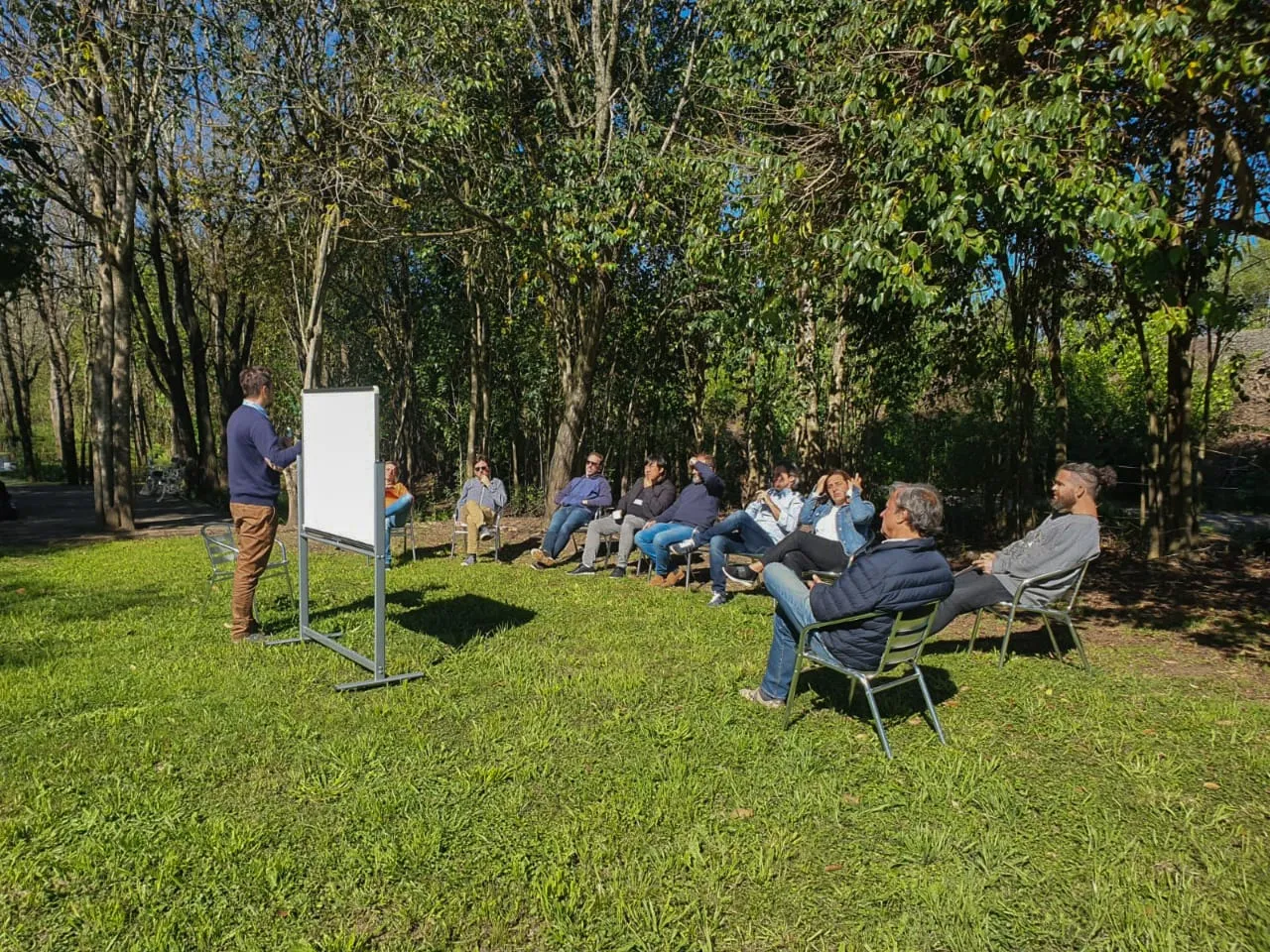 Encuentro al aire libre con pizarra en el parque arbolado