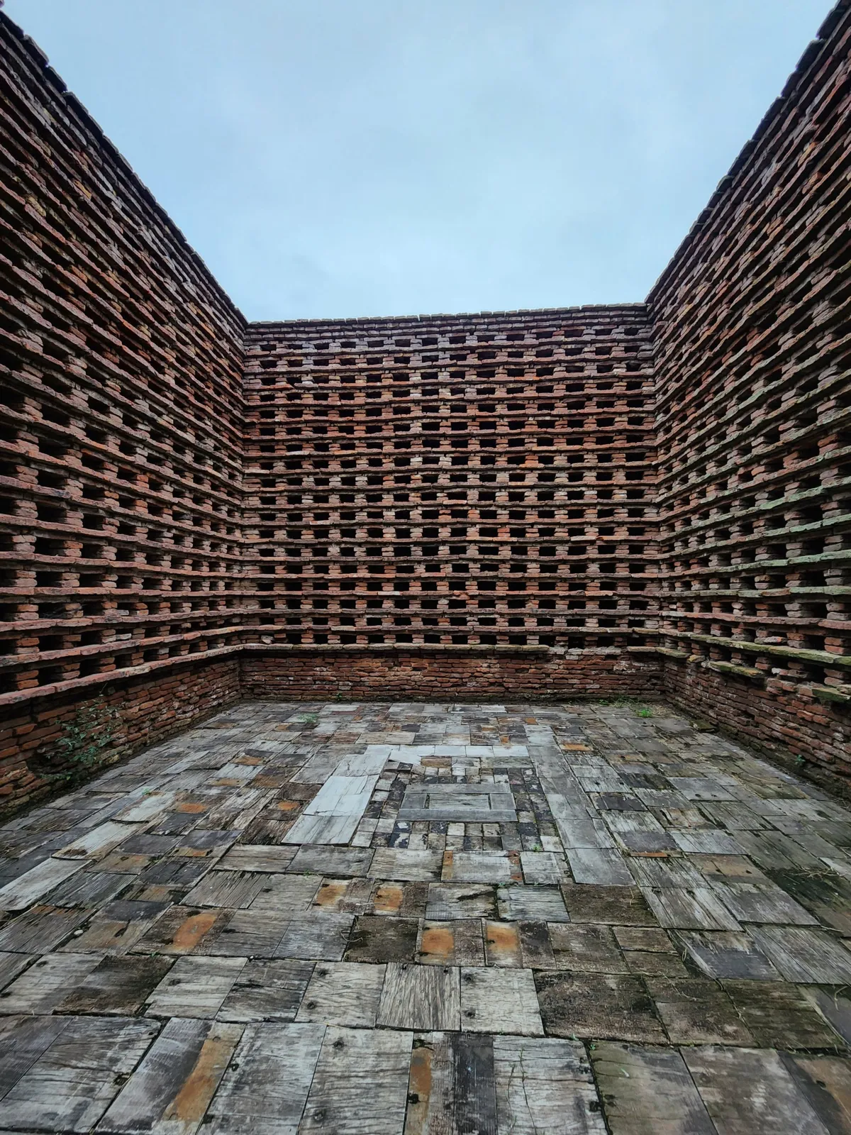 Interior del palomar de ladrillo con el nuevo piso de tacos de madera