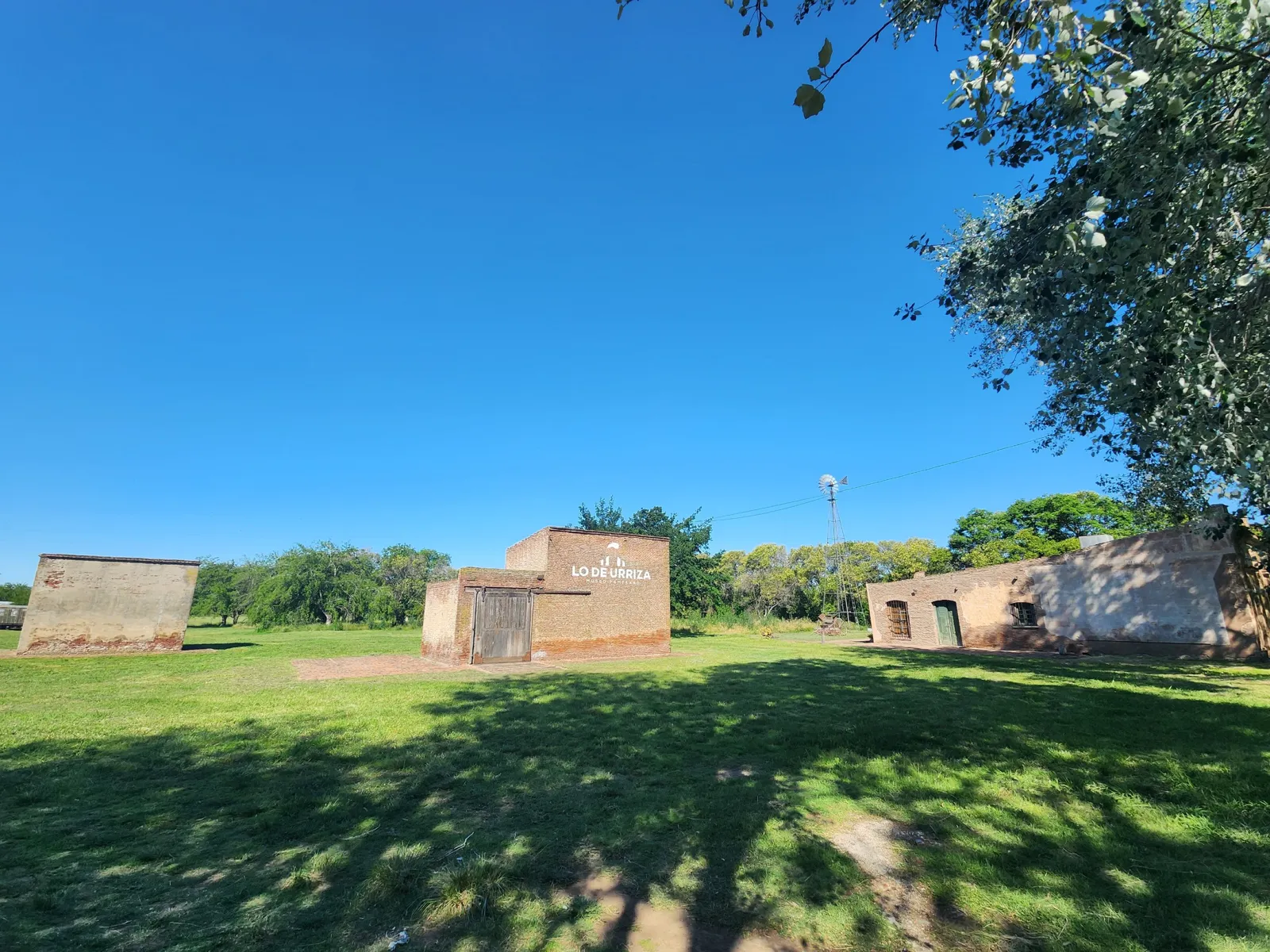 Edificios de Lo de Urriza y el molino en el predio